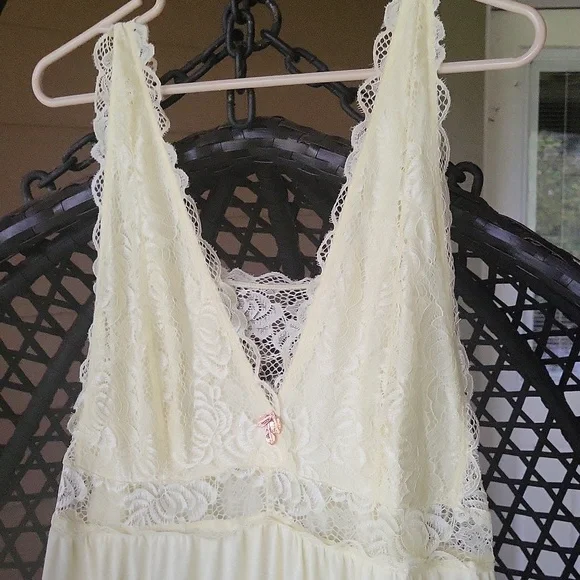 Light Yellow Long V-neck Lace Panel Nightgown - Picture 7 of 11